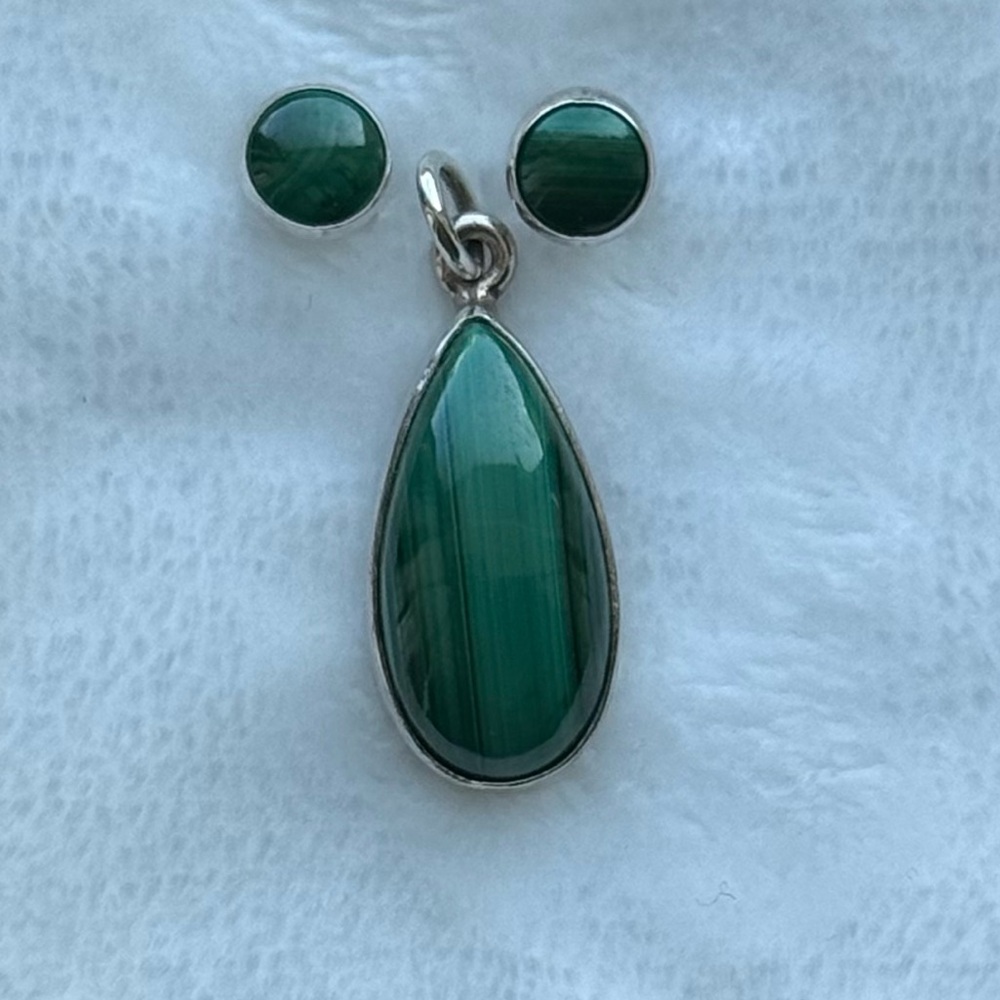 Elegant Green Malachite pendant and earrings set.